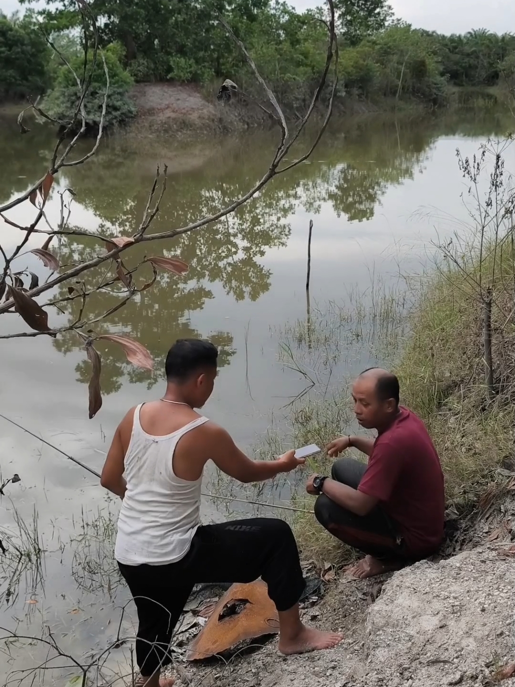 Kegiatan yang sangat menyenangkan diluar ruangan, berkemah di hutan saat hujan deras turun, membangun shelter, malam lanjut membuat makanan dan minuman, suasana yang memenangkan ditambah dengan suara hujan deras membuat tidur menjadi nyenyak, suara alam saat hujan turun untuk tidur, Bushcraft, Tent, Plastic Wrap,solo bushcraft, wilderness, survival, os bushcraft and survival, camp, overnight, shelter, outdoors, Sumatra Forest #campinghoror  #campingovernight  #campinghujanderas  #campingdihutan #SumatraForest #campingwiththunderstorm #campingwithheavyrain #campingwithrainstorm #soundofheavyrain #notcampingsolo  #twoadventurers  #campingandfishing #hujandihutan #campingdihutan  #bermalamdihutan #campingsolo #berkemah #캠핑 #santai #solocamp #asmr #hororterbaru2024   #berkemah #camping #campinglife #camping #campinglife #berkemah