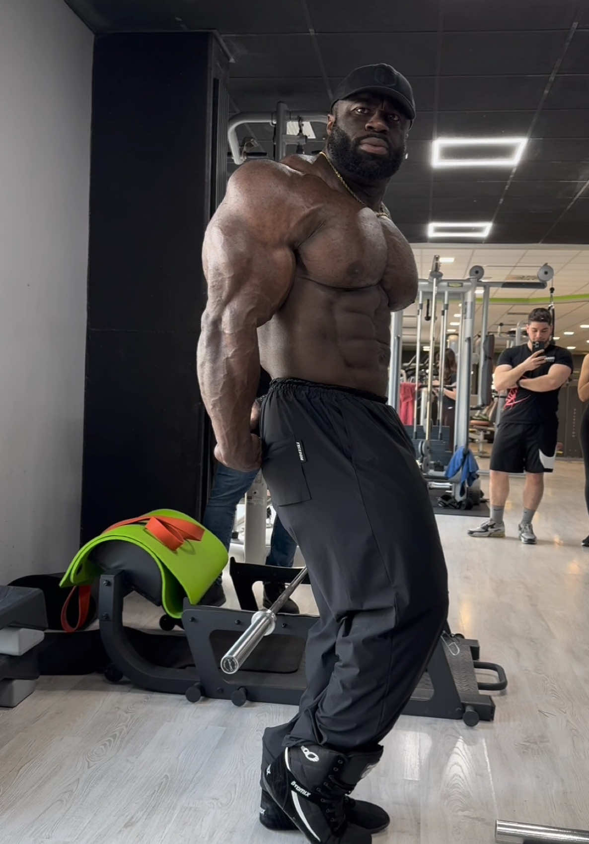 You give yourself to this because you love it, the future excites you 💪🏾 2025 we’re coming 🔥 Some gym posing in Italy 🇮🇹#thenigerianlion #mrolympia #19 #hosstilesupps #bodybuilding 