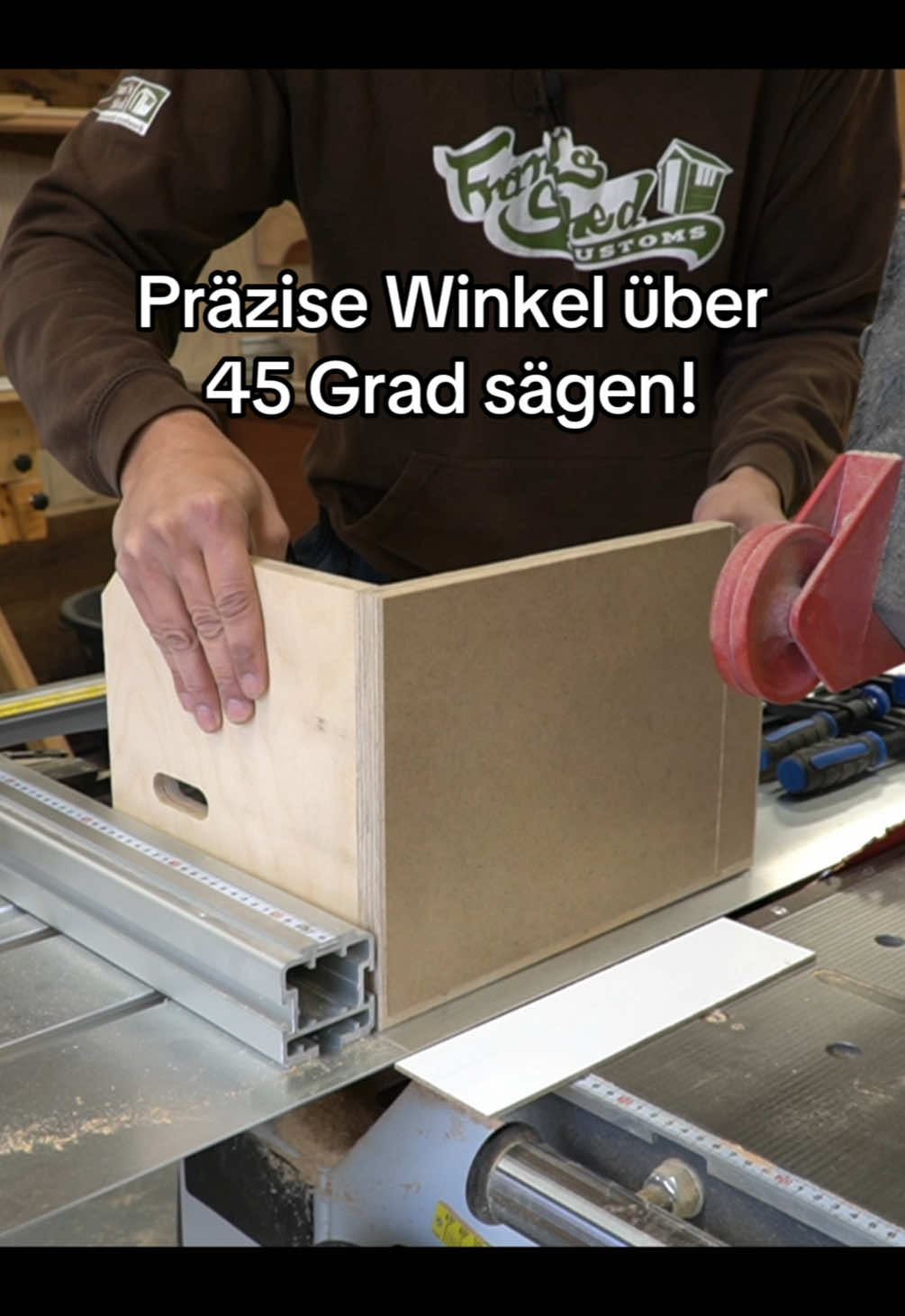 Präzise Winkel über 45° sägen? Kein Problem mit dieser selbstgebauten Vorrichtung! 💪✨ Den Bauplan gibt’s kostenlos auf meiner Webseite franks-shed.com 🛠️ Was denkt ihr, wäre das was für eure Werkstatt? 🤔👇 . . . #franksshed  #DIY #WerkstattHacks #TischlerTipps #Holzarbeiten #WerkzeugDIY #Holzliebe #Holzbearbeitung #DIYWerkstatt #WinkelSchneiden #HolzProjekte #Unkonventionell #Holzwerkstatt