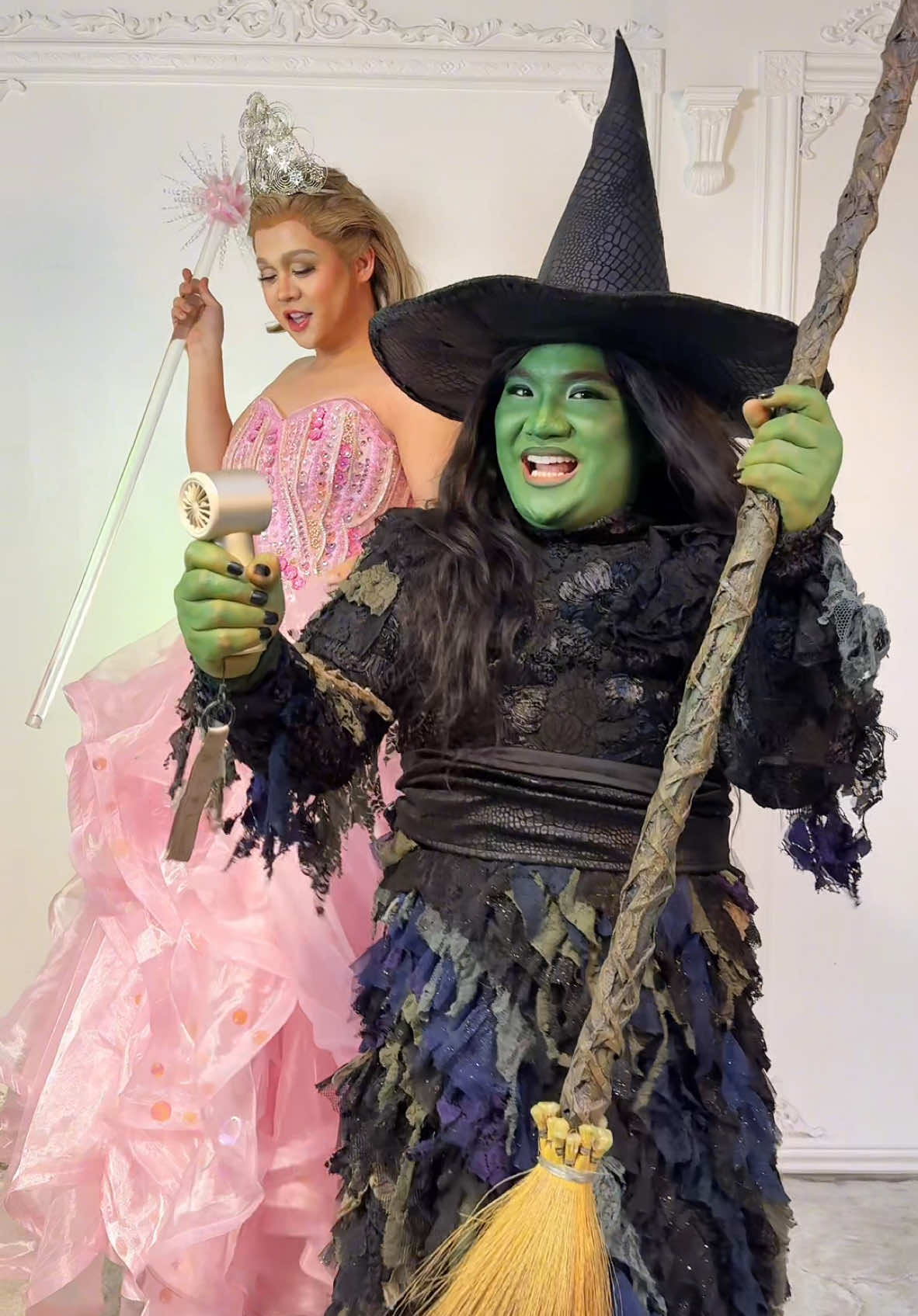 mag sideline muna si glinda at elphaba para may pang kain 😂