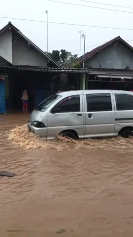 10 detik video banjir Kemiri, kendaraan roda empat agak terhambat dalam melintasnya, mohon para pengendara sementara jangan melawati jalan kemiri-kutoarjo dulu. Sampai kondiri aman Sumber : warga