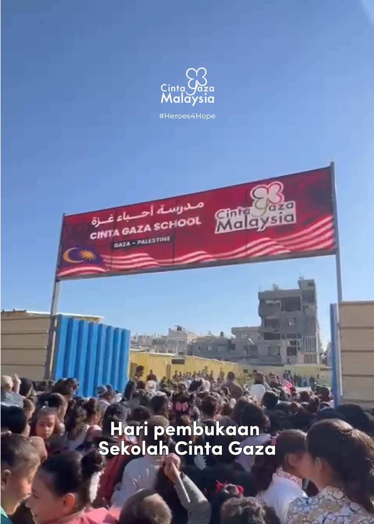 Alhamdulillah! TAHNIAH rakyat Malaysia! Menurut Kementerian Pendidikan di Gaza, Sekolah Cinta Gaza Malaysia yang dibina ini merupakan sekolah terbesar di Semenanjung Gaza yang dikhususkan untuk pendidikan. Kapasiti sekolah ini boleh menampung seramai 3,000 pelajar daripada tadika sehingga sekolah menengah. Sekolah sementara ini mempunyai 42 orang guru dan sekolah ini mempunyai 10 bilik darjah termasuk pejabat pengetua, ruang rehat guru, kafeteria dan 6 bilik air. Mata pelajaran: 🔸Darjah 1 hingga 9: Bahasa Inggeris, Bahasa Arab, Matematik, Sains. 🔸Gred 10: Mata pelajaran yang sama, dengan Sains digantikan dengan Fizik. 🔸Sekolah Menengah (Tawjihi): Aliran Saintifik: Bahasa Inggeris, Bahasa Arab, Matematik, Fizik, Kimia, Biologi. 🔸Aliran Sastera: Bahasa Inggeris, Bahasa Arab, Matematik, Geografi, Sejarah. Terima kasih banyak rakyat Malaysia yang dermawan! Semoga kita semua diberi rezeki yang meluas supaya dapat membantu lebih ramai lagi anak-anak Gaza yang memerlukan! 🕊️🍉 Video penuh di YouTube Cinta Gaza Malaysia