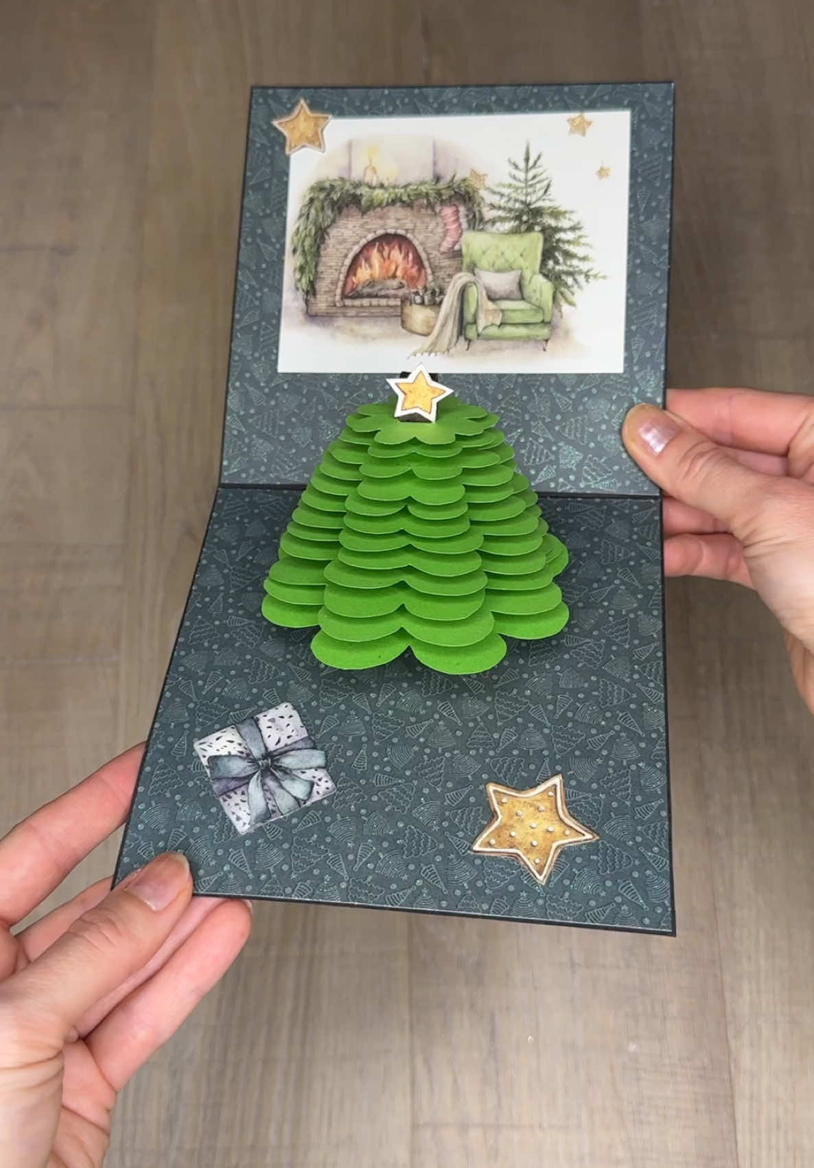 Christmas Tree Pop-Up Card Tutorial #popupcard #christmascrafts #christmascard #tutorial #papercraft #handmadegifts 