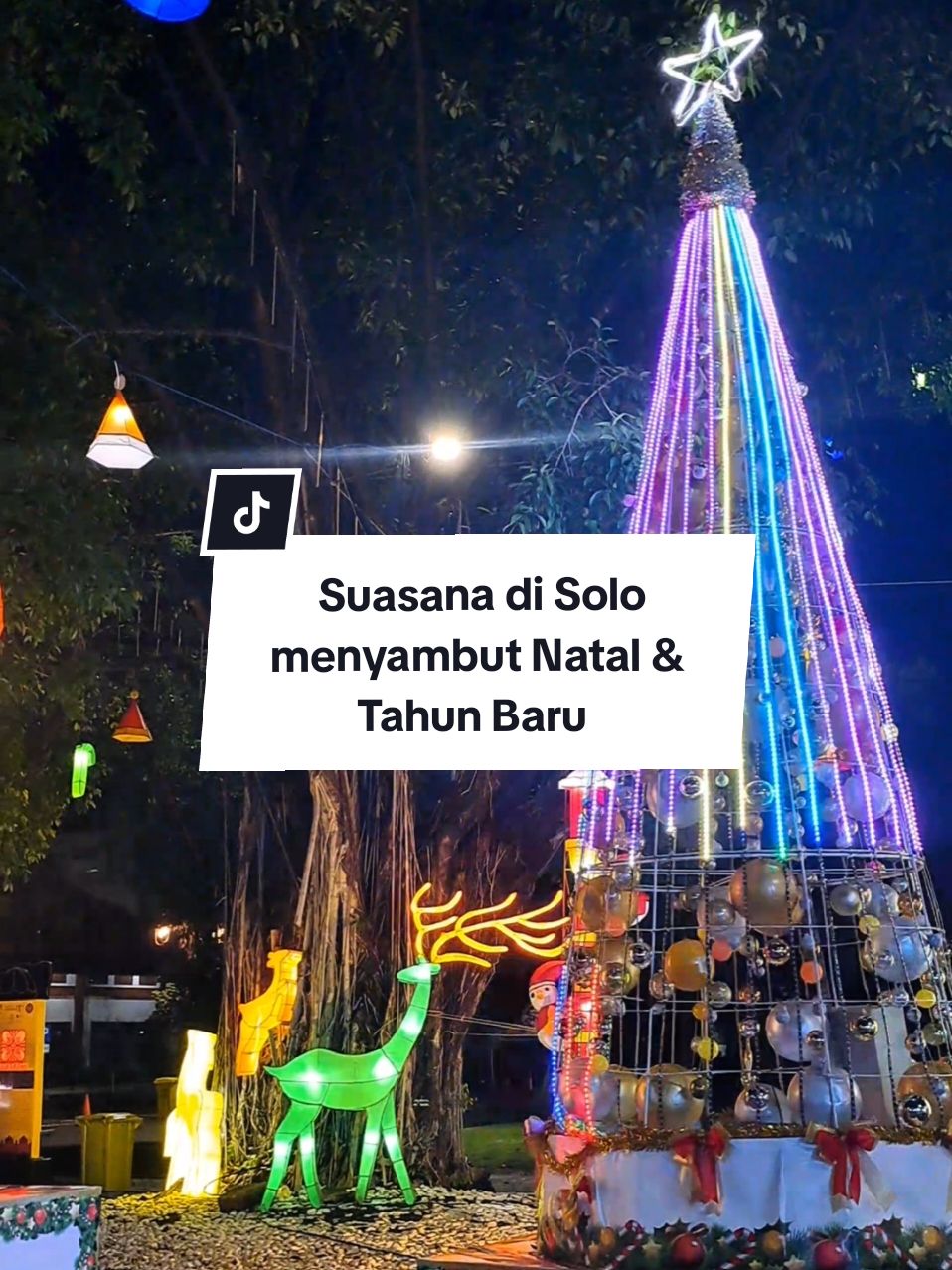 Suasana di Solo menyambut Natal dan Tahun Baru. Sangat meriah dihiasi dengan lampion & ornamen2 bertema Natal. Lokasi ada di Sekitaran Pasar Gede, Balaikota sampai Gladag. #christmas #natal #newyear #christmasvibes #december #solo24jam #lampionsolo #surakarta #reels #fyp 