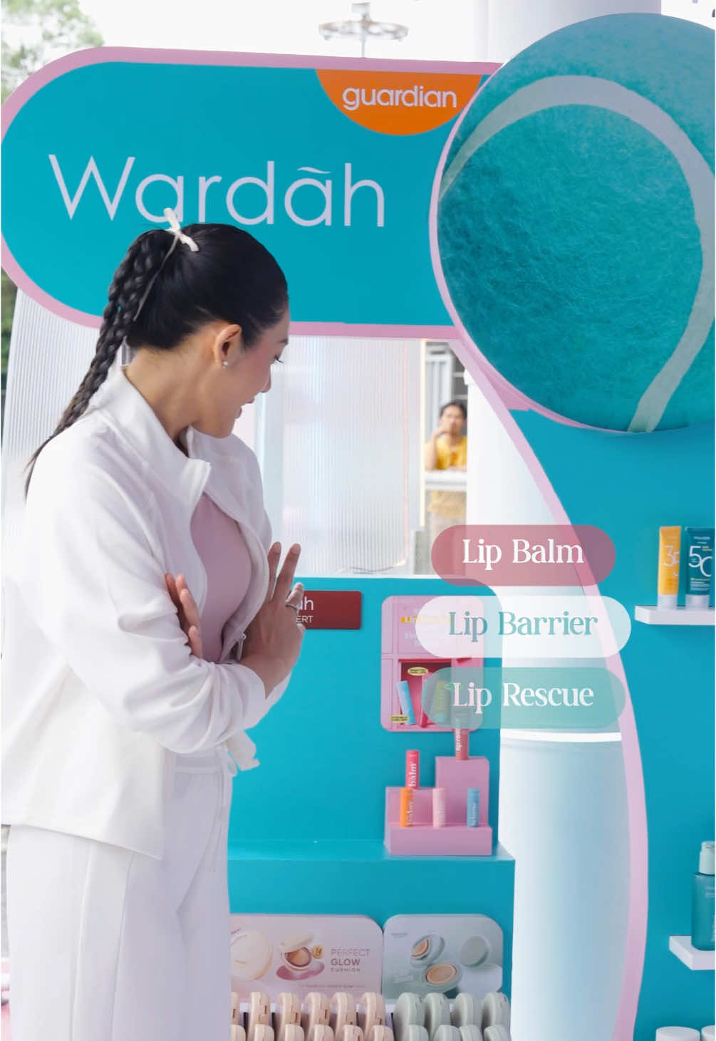 Beauties, let’s start taking care of your lip barrier with Wardah Lip Care! ✨ Di Wardah Glowlympic Pop-up Booth, kamu bisa cek tingkat kelembapan bibirmu, sekaligus temukan solusi terbaik dari Wardah yaitu Wardah Lip Rescue Jelly Balm dan Wardah Lip Barrier Sunscreen SPF30 untuk menjaga bibir tetap lembap dan terlindungi. Don’t miss out, visit us now at GBK, only until 22 December 2024! 🎉 #WardahGlowlympic #GameOnGlowOn 