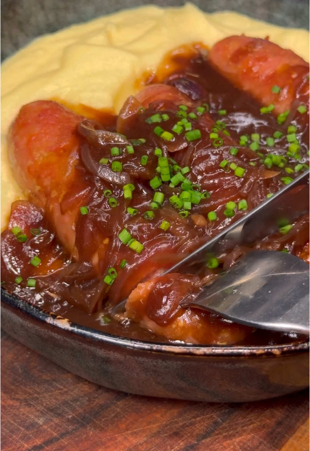 British classics - Bangers and Mash with Onion gravy! Hate it or love it but it’s an ultimate comfort food 🤟🏻👨‍🍳 #bangersandmash #britishfood #britishclassic #mashedpotatoes #bangers #chef #worldwide 