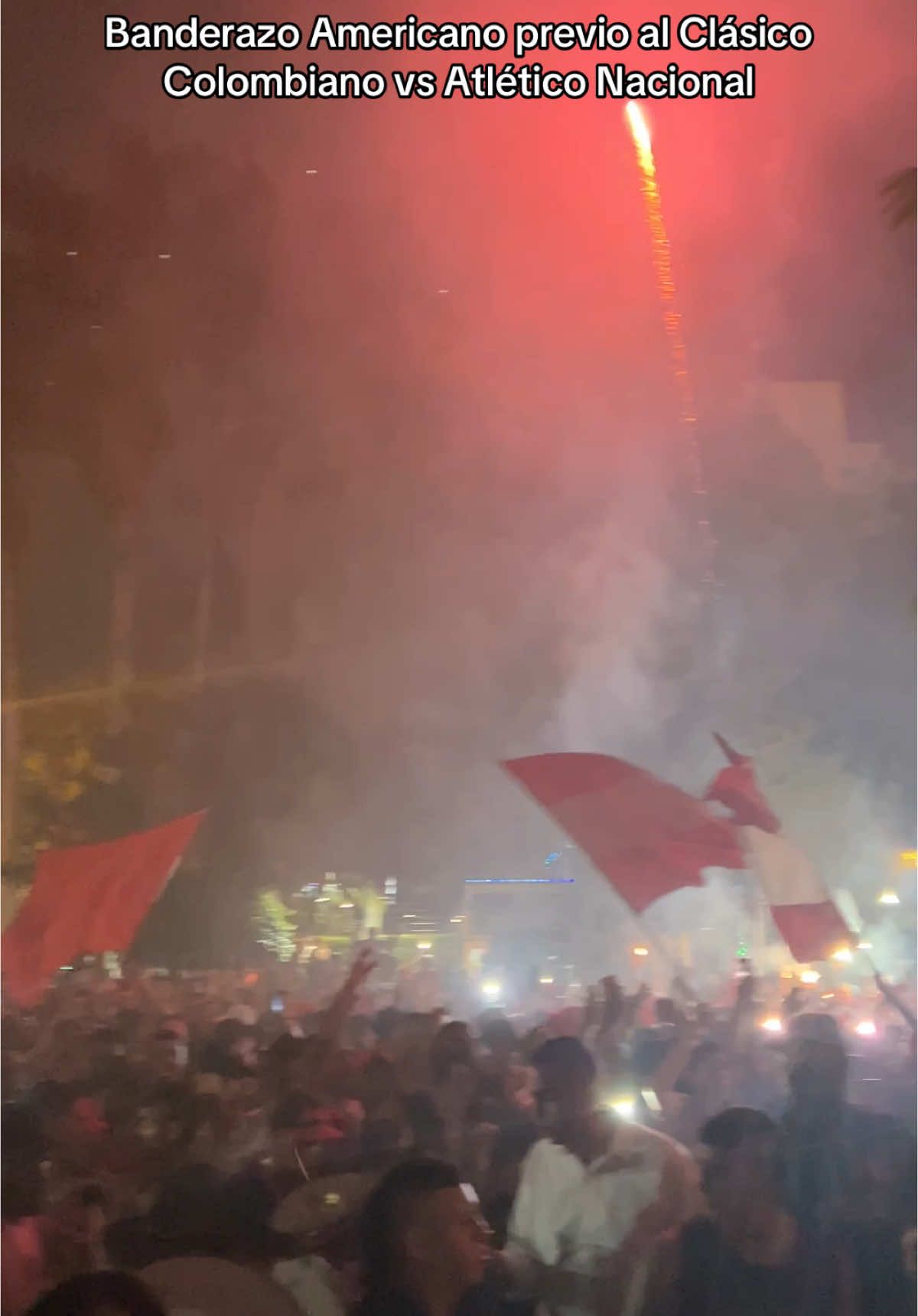 Imagenes del banderazo Americano en la previa del Clásico Colombiano vs Atlético Nacional. #CopaColombia #AmericaNacional #América #AmericadeCali #Nacional #MundoDeportesColombia #Colombia #Ultra #Barra #Barrabrava #Cali #Medellin #clasico #derbi #Nopyronoparty 