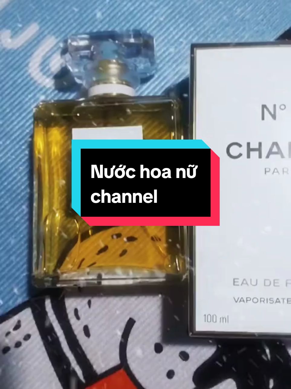 NƯỚC HOA NỮ Channel No5 “ Vàng “  👉𝐍𝐨.𝟓: 𝐛𝐢𝐞̂̉𝐮 𝐭𝐮̛𝐨̛̣𝐧𝐠 𝐜𝐮̉𝐚 𝐬𝐮̛̣ 𝐭𝐡𝐚̀𝐧𝐡 𝐜𝐨̂𝐧𝐠 𝐭𝐫𝐨𝐧𝐠 𝐥𝐢̃𝐧𝐡 𝐯𝐮̛̣𝐜 𝐧𝐮̛𝐨̛́𝐜 𝐡𝐨𝐚 𝐜𝐮̉𝐚 𝐭𝐡𝐮̛𝐨̛𝐧𝐠 𝐡𝐢𝐞̣̂𝐮 #𝐂𝐡𝐚𝐧𝐞𝐥, 𝐍𝐨.𝟓 đ𝐚̃ 𝐯𝐮̛𝐨̛̣𝐭 𝐱𝐚 𝐤𝐡𝐨̉𝐢 𝐩𝐡𝐚̣𝐦 𝐯𝐢 𝐦𝐨̣̂𝐭 𝐦𝐮̀𝐢 𝐡𝐮̛𝐨̛𝐧𝐠 𝐚̂́𝐧 𝐭𝐮̛𝐨̛̣𝐧𝐠, đ𝐨̣̂𝐜 đ𝐚́𝐨 𝐯𝐚̀ 𝐯𝐨̂ 𝐜𝐮̀𝐧𝐠 𝐠𝐨̛̣𝐢 𝐜𝐚̉𝐦 𝐪𝐮𝐲𝐞̂́𝐧 𝐫𝐮̃. ⏰Lưu hương : 7 đến 12 tiếng trở lên 👱‍♀️Phong cách: Quyến rũ, Sang trọng, Đẳng cấp   🛒 #Fullbox_100ml 💵      👉𝐇𝐮̛𝐨̛𝐧𝐠 𝐭𝐚́𝐨 𝐛𝐚̣𝐨 đ𝐞̂́𝐧 𝐭𝐮̛̀ 𝐝𝐢𝐞̂𝐧 𝐯𝐢̃ 𝐤𝐞̂́𝐭 𝐡𝐨̛̣𝐩 𝐯𝐨̛́𝐢 𝐧𝐠𝐨̣𝐜 𝐥𝐚𝐧 𝐭𝐚̂𝐲 đ𝐚̂̀𝐲 𝐛𝐢́ 𝐚̂̉𝐧, đ𝐚̃ 𝐦𝐚𝐧𝐠 đ𝐞̂́𝐧 𝐜𝐡𝐨 𝐂𝐡𝐚𝐧𝐞𝐥 𝐍𝟓 𝐦𝐨̣̂𝐭 𝐬𝐮̛̣ 𝐡𝐨𝐚̀𝐧 𝐡𝐚̉𝐨 đ𝐞̂́𝐧 𝐧𝐠𝐨̛̃ 𝐧𝐠𝐚̀𝐧𝐠. ❤ 🎄Hương đầu: Dầu hoa cam, Hoa Ylang-ylang, Cam Bergamot, Chanh Amalfi, Aldehydic. 🎄🎄Hương giữa: Iris, Hoa nhài, Rễ Orris, Hoa hồng, Hoa huệ thung lũng 🎄🎄Hương cuối: Xạ hương, Gỗ đàn hương, Hoắc hương, Rêu sồi, H.ổ phách Vani 𝙃𝙖̀𝙣𝙜 𝙘𝙝𝙪𝙖̂̉𝙣 - 𝘾𝙝𝙞́𝙣𝙝 𝙃𝙖̃𝙣𝙜 💯  𝐂𝐚𝐦 𝐊𝐞̂́𝐭 𝐍𝐮̛𝐨̛́𝐜 𝐇𝐨𝐚 𝐂𝐡𝐢́𝐧𝐡 𝐇𝐚̃𝐧𝐠  - 𝐔𝐲 𝐓𝐢́𝐧 💯%𝐀𝐮𝐭𝐡𝐞𝐧𝐭𝐢𝐜 💯% - 𝐊𝐡𝐨̂𝐧𝐠 𝐅𝐚𝐤𝐞. #nuochoachanel 