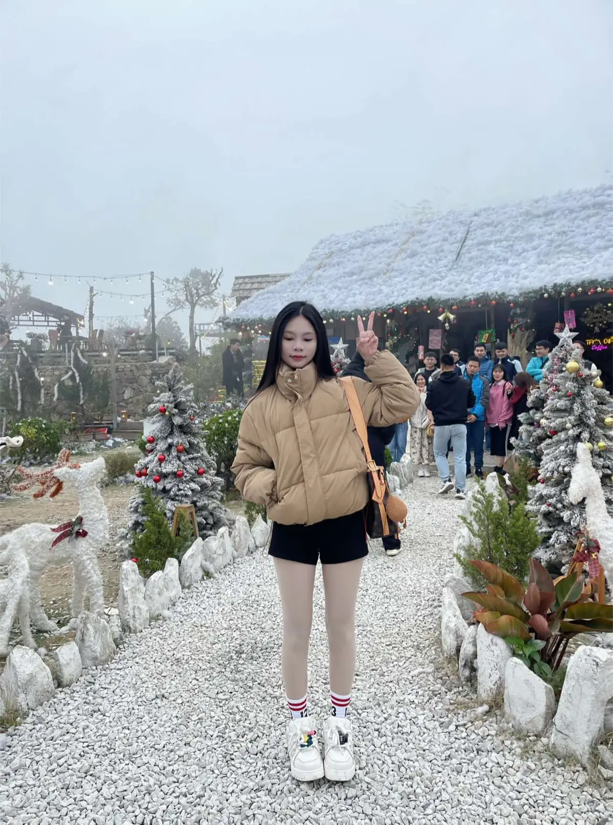 “Giữa trời mây bồng bềnh, chỉ cần đứng yên cũng thấy cả bầu trời trong lòng.”☁️#xuhuongtiktok #thuytrangg #fypp 