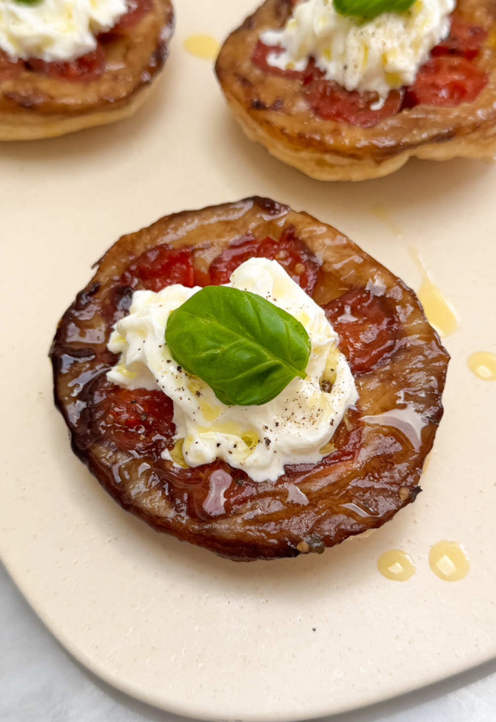 المكونات:  زيت زيتون خل البالسميك بهارات ايطاليه طماط كرزي بف بيستري Ingredients: Olive oil Balsamic vinegar Italian herbs Cherry tomato Puff pastry