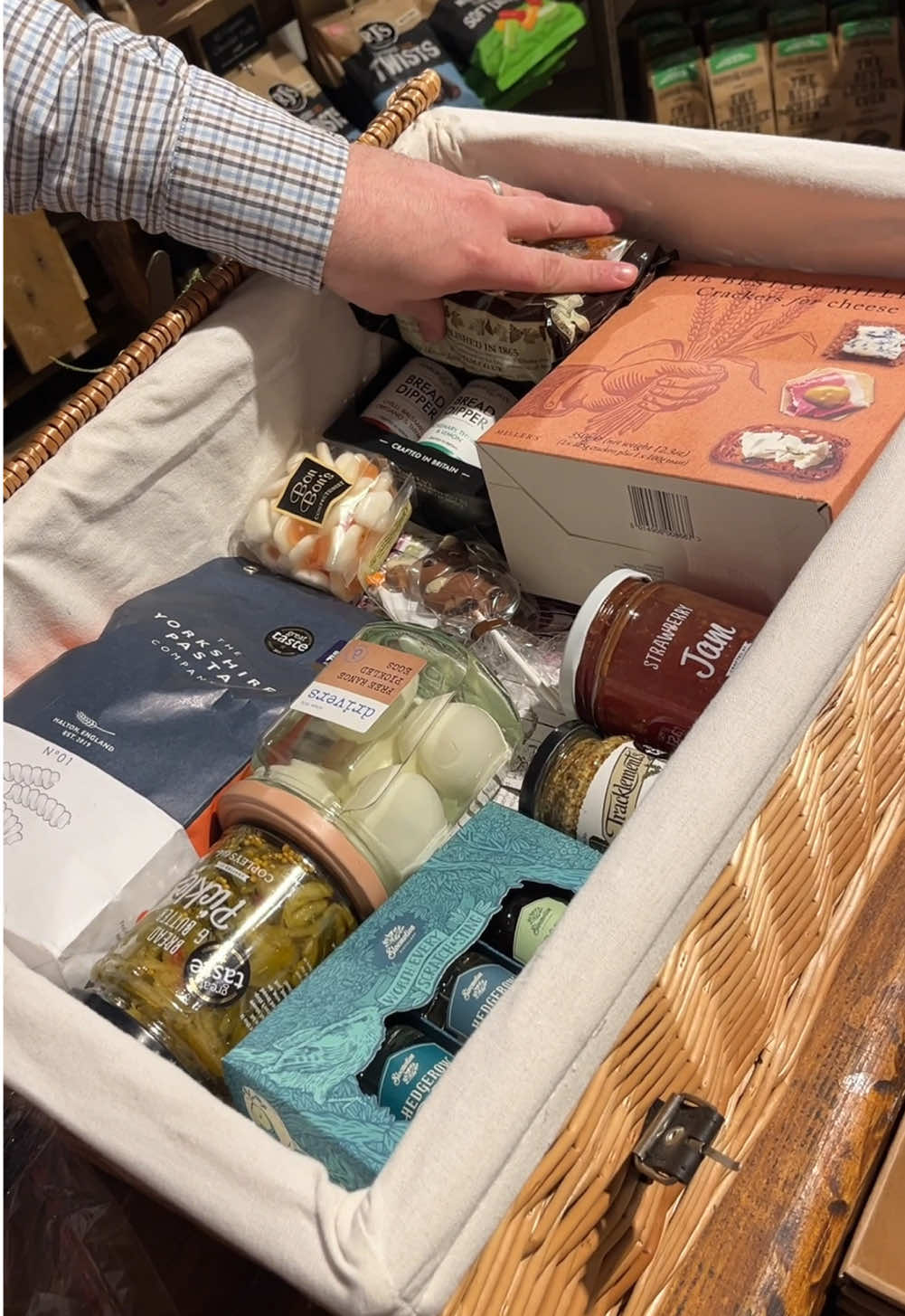 Christmas is coming!!🎄🎄 We are absolutely loving making Hampers for Christmas gifts. This is the Copleys Corker, our biggest hamper that we offer online and it is packed with Yorkshire treats.  We also offer custom hampers- you simply fill the box or tray and we will wrap it for you 🎁 #christmashamper #festivehamper 