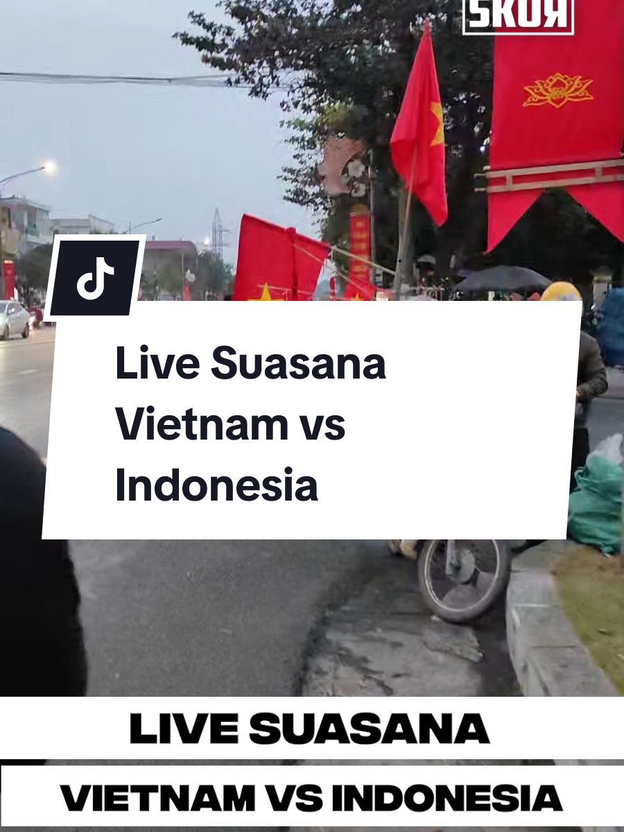 Di luar stadion sudah ramai pendukung dari Vietnam maupun timnas Indonesia. Respect buat ibu bapaknya yang dukung langsung jauh-jauh ke Vietnam! #skorview #AFF2024 #TimnasIndonesia #olahragatiktok 