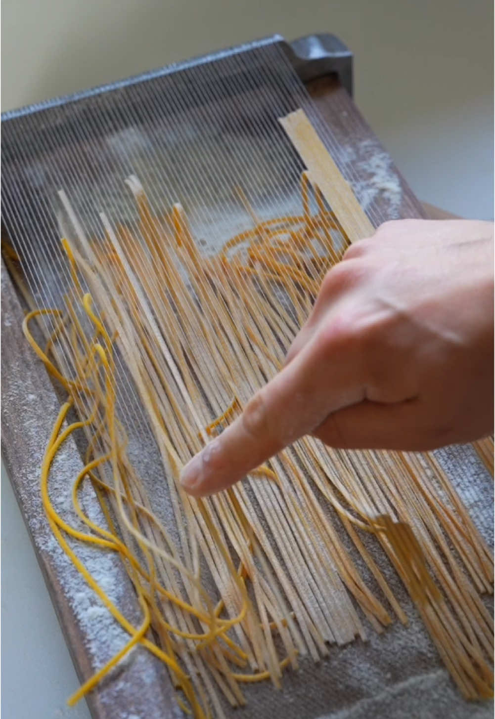 Pasta Therapy🍝❤️ sound on ! Making fresh pasta it’s not only relaxing it’s also really good  for your mental health- recipe for the doughs and step by step recipes you can find on my website Link in BIO #spaghetti #asmr #food #relax #onmytable #italianfood #instagood #explore #MentalHealth #pastalover