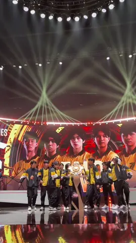 That trophy lift. 🤩 Fnatic ONIC PH have conquered the Philippines, and now they've conquered the world. Congratulations to the Super Family ⚡ #MLBBM6 #GreaterThanEver #MLBBEsports #MLBB #MobileLegendsBangBang #M6 #FnaticONICPH #GOONIC