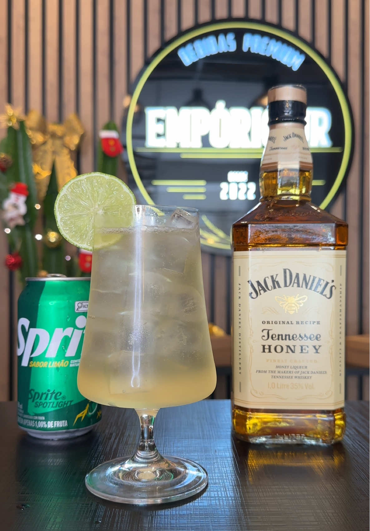 JACK HONEY SODA Aquele drink saboroso facil de fazer. Segue receita completa: 🔸copo de sua preferência  🔸bastante gelo 🔸50ml de Jack Honey 🔸suco de 1/2 limão  🔸completa com refrigerante de limão  🔸misture levemente  🔸decore com 1 fatia de limão. Seu drink está pronto! Ja compartilha com a galera pra fazer no final de semana. Beba com responsabilidade. Saúde 🍹 #drink #drinktok #jack #whisky #licor #fouryou 