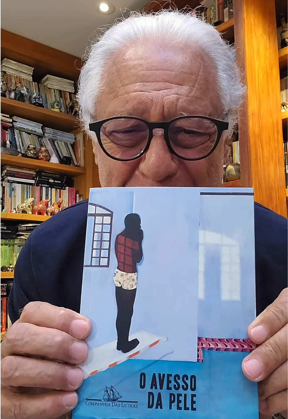 Turminha! Hoje, além da nossa tradicional leitura, trago também uma recomendação pra vocês:  este livro que li, 