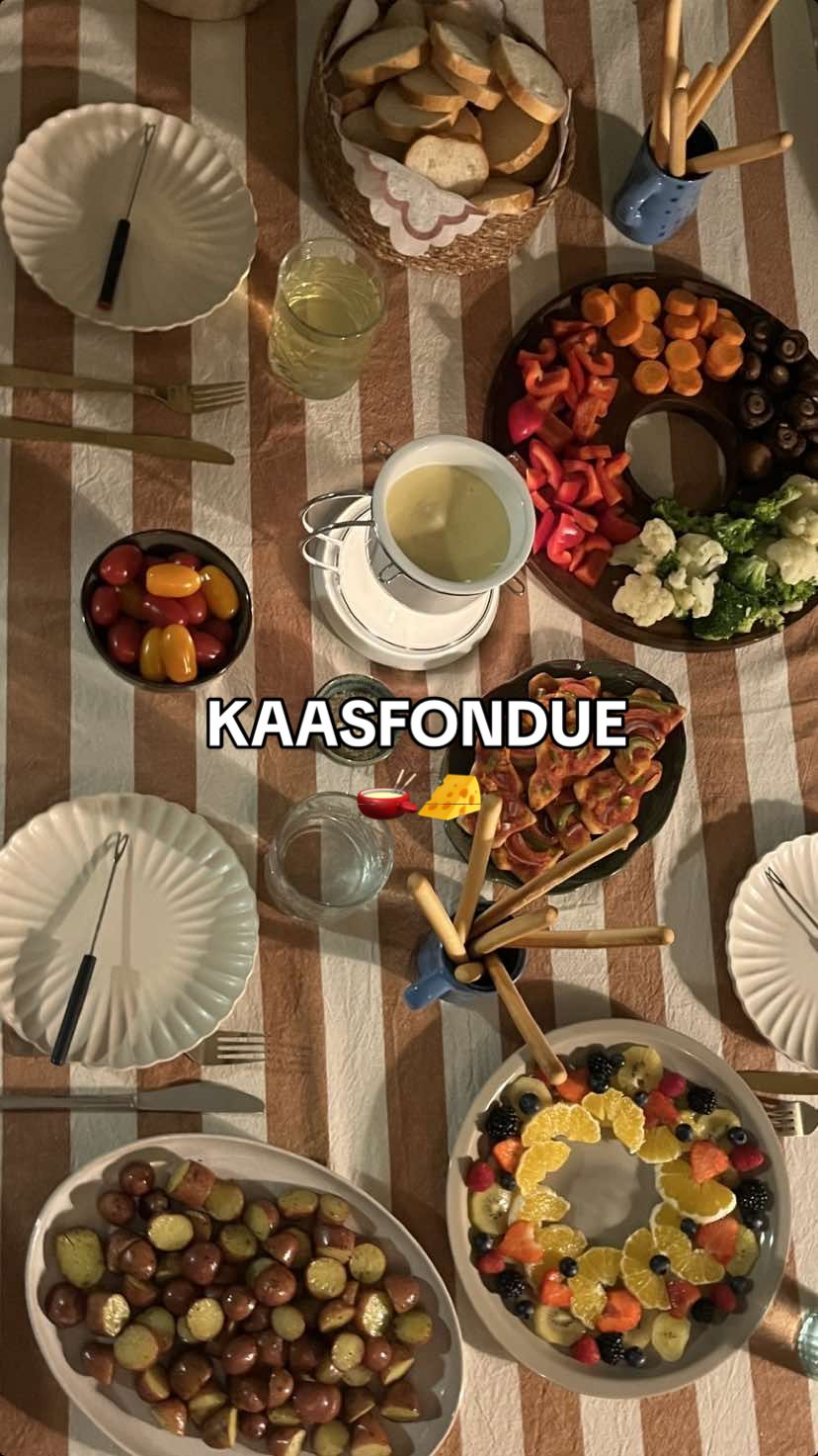 Kaasfonduen met kerst, een super gezellige manier om lang aan tafel te zitten en samen te eten 🧀🫕 Haal je kaasfondue kant en klaar in de supermarkt of maak het zelf met smeltkaas en een kaas die je lekker vindt van de kaasboer 😍 Vergeet niet om je broodje/groente/aardappel in te sesamzaad te dippen na het dippen in de kaas, echt een aanrader! #kaasfondue #cheesefondue #kaas #cheese #christmas #kerst #kerstdiner #christmasdinner #foryoupage #fy #fyp #voorjou #kerstmis #pizza #festive #december