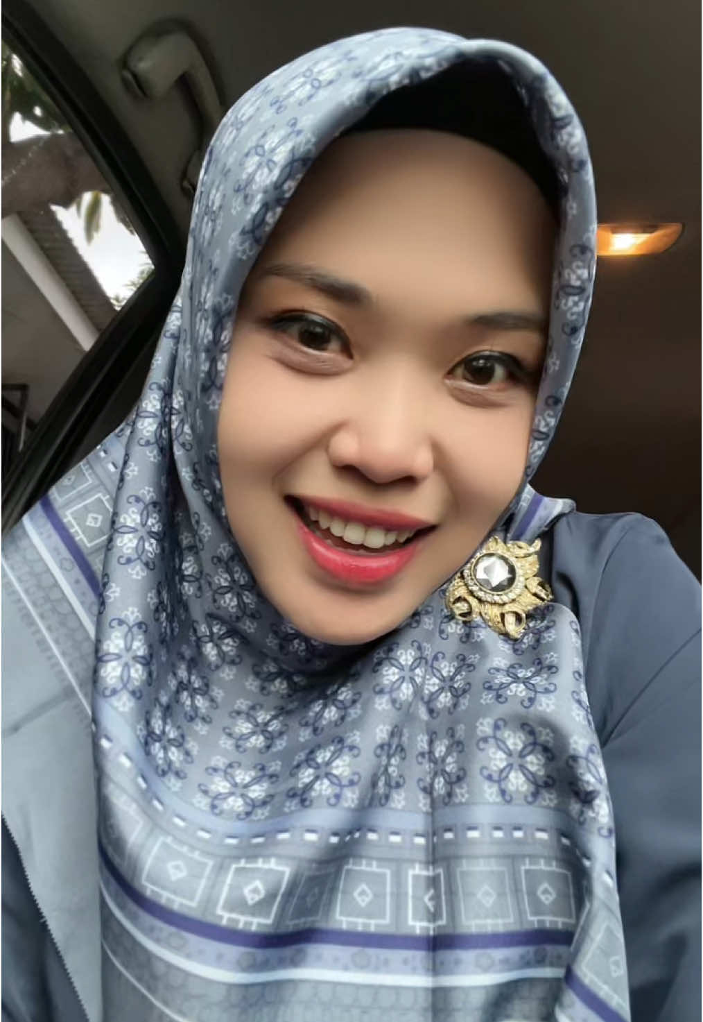 Ngikutin trend tp masih kaku bnyk salah nya 🤭🤣 #fyp #fypシ゚ #trending #tren2024 #bluedress #tiktok #tiktokindonesia 