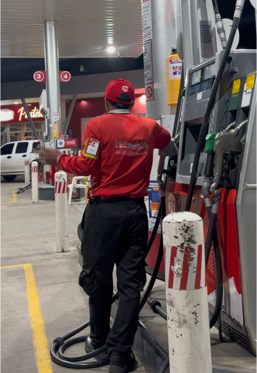 Los turnos nocturnos: cuando el silencio de la noche solo lo rompen los buenos momentos con los compañeros. 🌙💪😂 En la estación de servicio, ¡siempre hay energía para seguir adelante! ⛽✨ #Popayán #TurnoNocturno #Humor #BuenaEnergía #viral_video #Colombia