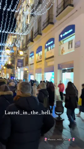 Aunque tú no lo sepas ✨ @Laurel  #musica_enla_calle #musicaendirecto #musicaenvivo #zaragozaennavidad #conciertosnavideños #porlascallesdezaragoza #zaragozando #laurelinthehell #aunquetunolosepas 