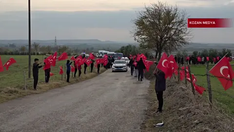 ŞEHİDİMİZ NURETTİN YAŞAR TOPRAĞA VERİLDİ Bursa'da mahkeme salonundaki silahlı saldırıda şehit olan Jandarma Uzman Çavuş Nurettin Yaşar'ın (26) cenazesi uçakla Adana'daki İncirlik Hava Üssü'ne getirildi. Şehidin naaşı daha sonra cenaze aracıyla memleketi Kozan ilçesi Çandık Mezarlığı'na götürüldü. Ellerinde Türk bayraklarıyla bekleyen çok sayıda mahalleli, şehidi karşıladı. Düzenlenen törene annesi Medine, babası İbrahim ve eşi Asiye Yaşar ile askeri erkan, kent protokolü ve vatandaşlar katıldı. Şehidin yakınları, tabutuna sarılıp gözyaşı döktü. Şehidin 8 aylık kızı Nare Lina da annesinin kucağındayken babasının tabutuna dokundu. Ağıtlar yakan Asiye Yaşar, Türk bayrağına sarılı tabutunu öpüp, ağladı. Şehidin cenazesi kılınan duanın ardından dualarla toprağa verildi.