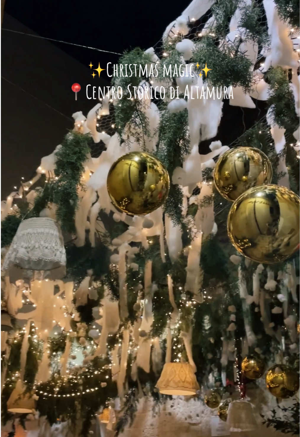 Выхожу из дома, а тут✨🤩 #италия #жизньвиталии #puglia #altamura #centrostorico #christmasdecorations #nataleinitalia #italytiktok #natale2024 #туризмиталия #апулия #рождествовевропе 