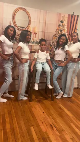 Which One Is Mom??? Hsppy Holidays From Me & My 5🥰 #HolidayPhotoShoot #Christmas #Family #Kids #Fyp #Virallll #CapCut 