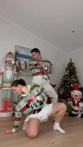 It’s finally that time of the year! 🎄 dc: @tron sibs #dance #viral #couple 