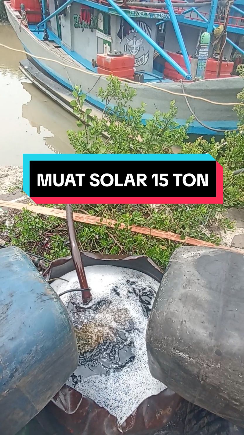 pengisian solar 15 ton #kapal #kapalcumiindonesia #solar #minyak 