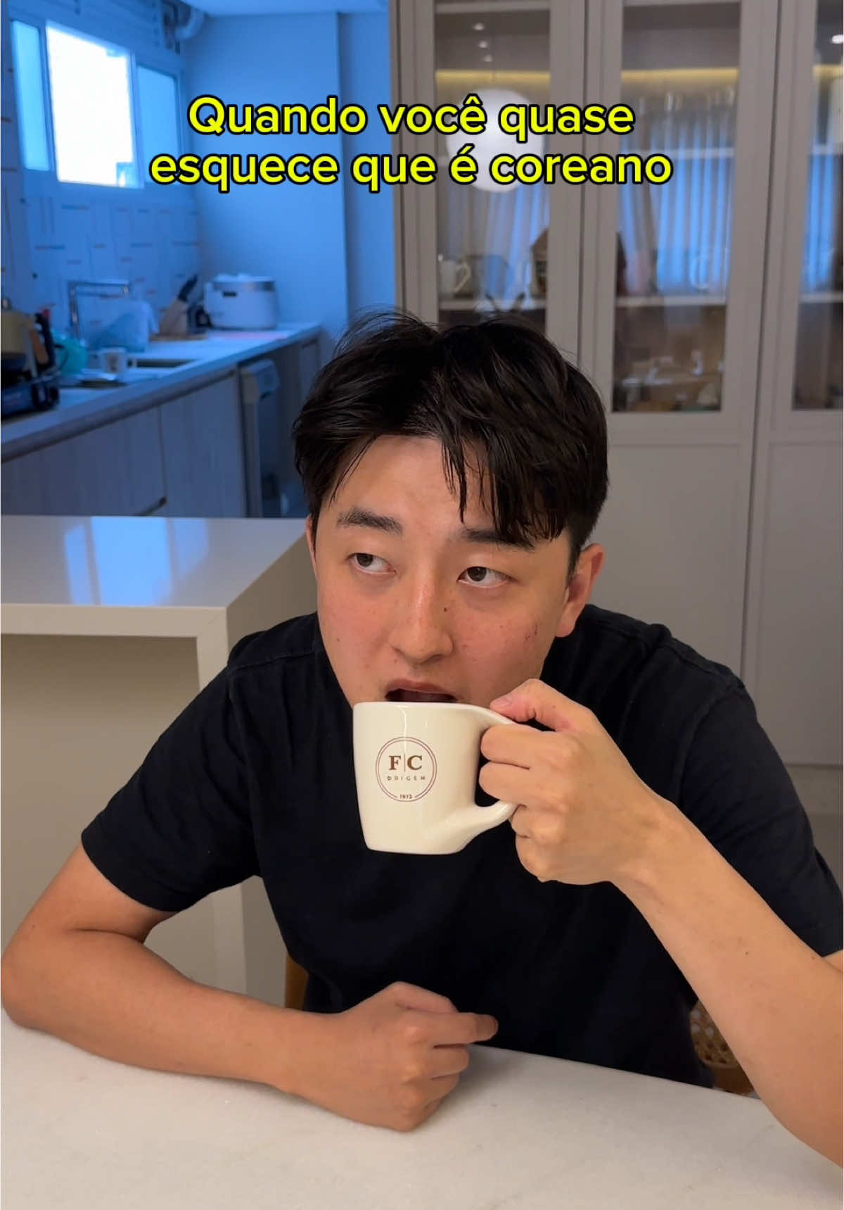 Coreano não quer saber de café quente e forte. Tem que ser com bastante gelo e bem aguado 😅 Meu ancestral não me deixa em paz poxa Kkkkkk #humor #cultura #cafe #coreia #coreiadosul #coreano