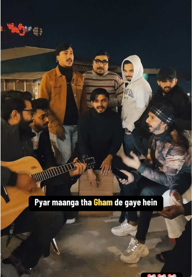 Pyar maanga tha gham de gaye hein 🫣❤️‍🩹 #foryou #trending #song #nusratfatehalikhan #fyp #itsmudasirofficial #viral #kalam #foryoupage #tiktok #growmyaccount #video #explore #musician #jamming #live #fypage 