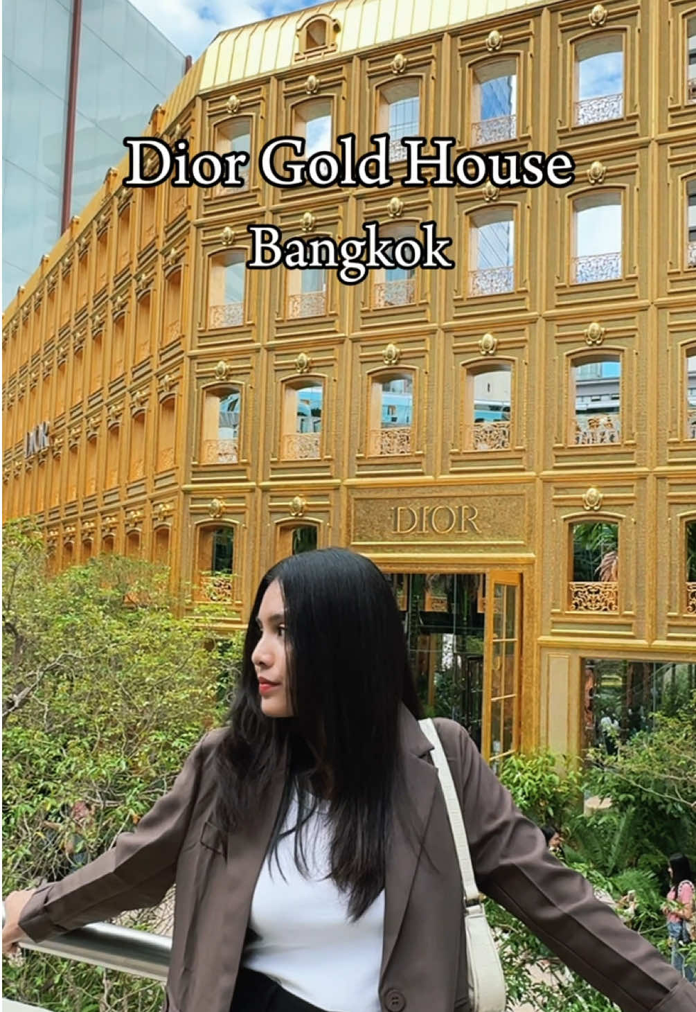 Dior Gold House BKK แลนมาร์คใหม่ใจกลางกรุง!! . เป็นครั้งแรกในไทยที่ Dior มาเปิดเป็นสแตนอโลนอยู่ติดกับบีทีเอสชิดลม สวยตาแตกสุดๆ ได้เวลาไปทำคอนเทนต์ถ่ายรูปติดแกลมกันแล้ว ตอนกลางคืนเปิดไฟจะสวยไปอีกแบบ #dior #diorgoldhouse #cafedior #diorthailand #reviewpw #fypシ゚viraltiktok 