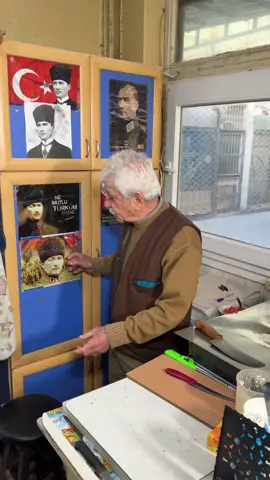 Ütü Tostun Mucidi Tahsin Amca Bu Yaşına Rağmen Her Sabah Dükkanında Ekmek Parası İçin Mücadele Ediyor! Reklam