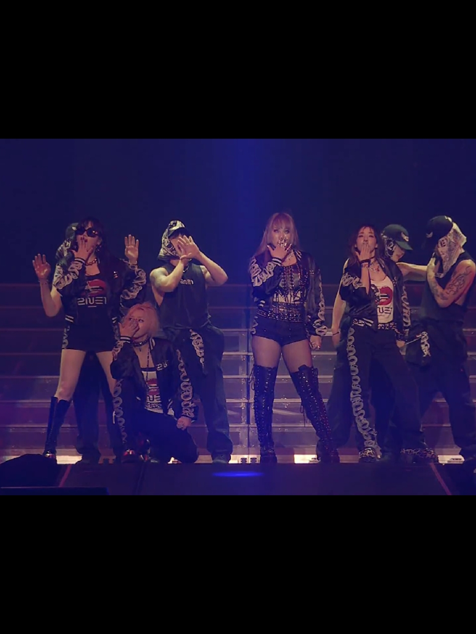 2NE1 performing I am the Best