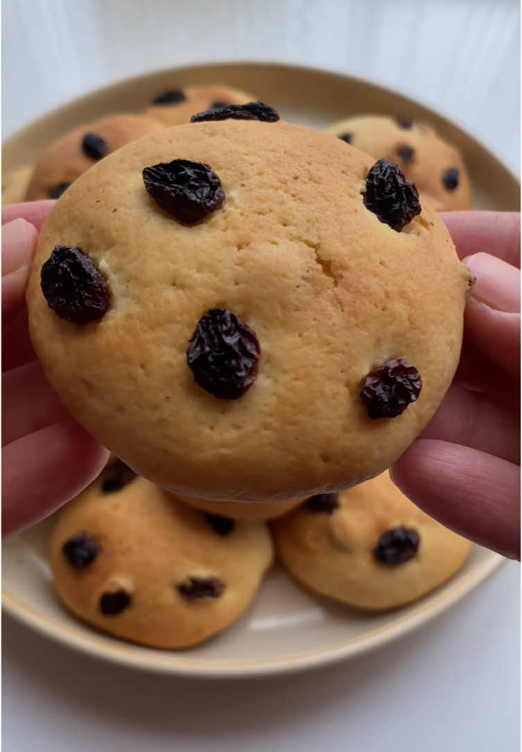 🍉Ingrédients: -150g de beurre mou  -100g de sucre  -1 pincée de sel  -Arôme vanille  -1 œuf  -300g de farine  -1càc de levure chimique  -50/60g de raisins secs  •Cuisson : 15-20min à 180 degrés  #ideerecette #ideegouter #gouter #gateaux #biscuits #cookiesrecipe #recettefacile#recettesimple  #cuisinefacile #cuisinetiktok #tiktokcooks #cooking #yummy #foodies #foodontiktok #pastry #pourtoipage #foryoupage #explore #viral_video #explorepage✨ #frypgシ #CapCut 