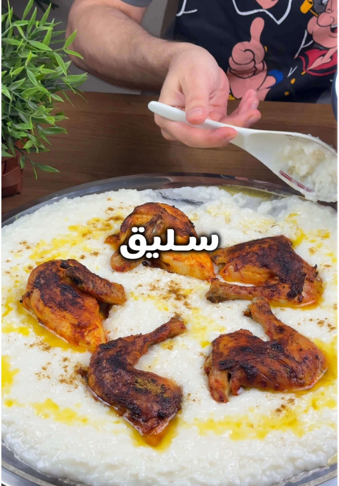 سليق على طريقة بيتنا 🍚 أكلة تخليني سعيد 😋👌🏼 المقادير : دجاج  ٢ كوب رز مصري +١كوب رز امريكي كم حبة هيل وفلفل اسود ملح  لتر حليب سائل زبدة 📌 لدهن الدجاج : م ك معجون طماطم   م ك زيت  م ص بابريكا /كركم / شويه من مرق سلق الدجاج رشة ملح 📌السلطة :  كزبرة /طماطم /فلفل حار / ثوم / ليمون / ملح وبالعافية👍🏻 #tiktokcook #explore #foryoupage #viral #fyp #Recipe #food #recipes #وصفات 