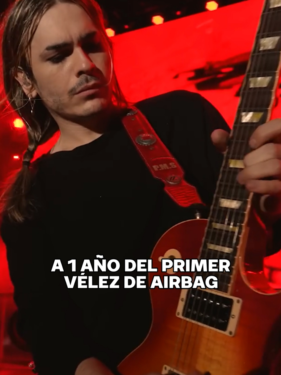 🔙 A 1 AÑO DEL PRIMER VÉLEZ DE AIRBAG El 15 de diciembre de 2023, Airbag hacía historia con su primer concierto en el estadio de Vélez Sarsfield. Este año, se repite la experiencia por triplicado: 20, 21 y 22 de diciembre de 2024. 🎸 Turno del solo de Pato en Apocalipsis Confort. #airbag #rock #guitar 