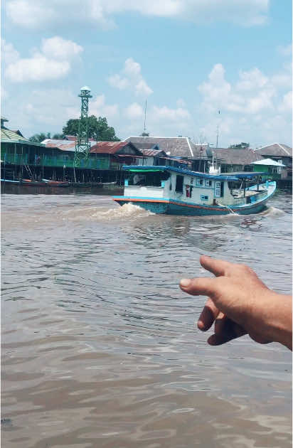 Sungai Arut, lebih dari sekadar aliran air, adalah nadi kehidupan yang telah mengalir selama berabad-abad di jantung Kota Pangkalan Bun. Dulu, sebelum jalan raya membelah kota, sungai ini adalah satu-satunya jalur transportasi yang menghubungkan masyarakat. Rumah-rumah kayu ulin tua yang berdiri kokoh di tepi sungai menjadi saksi bisu akan masa lalu yang penuh nostalgia. Bayangkan, rumah-rumah panggung yang terbuat dari kayu ulin yang kuat, berdiri tegak di atas sungai. Rumah-rumah ini bukan hanya tempat tinggal, tetapi juga pusat aktivitas masyarakat. Di sini, anak-anak bermain, perempuan menjemur pakaian, dan laki-laki memperbaiki perahu. Kehidupan sehari-hari berpusat di sekitar sungai. Sungai Arut juga menjadi saksi bisu perkembangan Kota Pangkalan Bun. Dari sebuah kampung kecil yang mengandalkan sungai, kota ini tumbuh menjadi pusat ekonomi dan perdagangan di Kalimantan Tengah. Meskipun zaman terus berubah, Sungai Arut tetap menjadi bagian tak terpisahkan dari identitas Pangkalan Bun. Mari kita lestarikan warisan budaya dan sejarah kita dengan menjaga kelestarian Sungai Arut. #SungaiArut #PangkalanBun #KalimantanTengah #BudayaLokal #WarisanBudaya #Sejarah #RumahKayu #Sungai #WisataAlam #ExploreKalimantan #IndonesiaKaya 