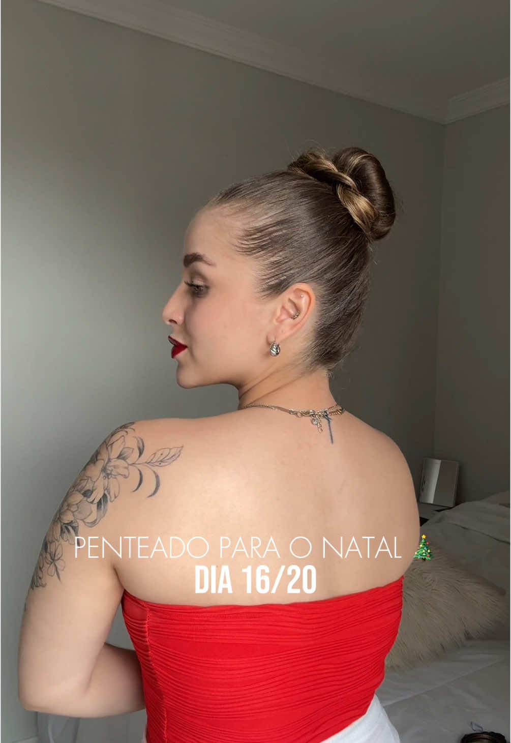 Você já usou algum truque pra deixar o penteado ainda mais volumoso? ✨  Hoje é dia de refazer o meu penteado mais viralizado: um coque com trança super fácil de fazer e com um truque especial! O segredo? Donuts de cabelo que dão toda a estrutura e deixam o penteado mega volumoso. 💖 É aquele penteado que faz sucesso em qualquer ocasião e ainda parece que você saiu do salão! Me conta aqui: já usou donuts no seu penteado ou tem outro truque? 💬🎀 #coquealto #penteadopreso #cabeloliso #penteadosolto #hairtutorial #dicadebeleza 