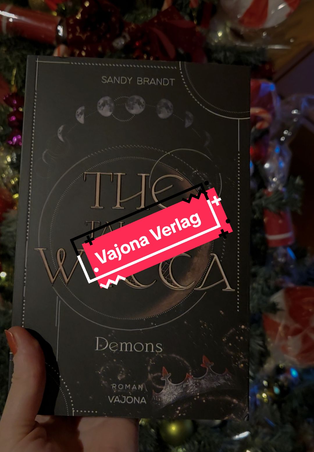 🇩🇪 Da ich sie schon auf dem Kindle hab, nun auch im Reagl. Dafür das es Mängelexemplare sind, bin ich vollkommen zufrieden! @VAJONA Verlag | Publisher @Sandy  #vajonaverlag #book #BookTok #booktokgermany #fyp #bookworm #bookish #fypbooktok #sandybrand #thetaleofwycca #wyccareihe #darkfantasy #darkfantasybooks 