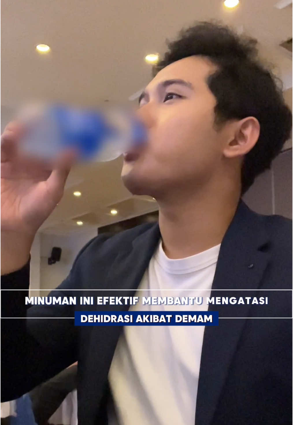 Kalian bisa konsumsi minuman ini jika sedang dehidrasi atau demam! (Tapi kalau tetap berlanjut harus tetap konsultasikan ke dokter yaa) #farhanvisite #JagaCairanTubuh @POCARI SWEAT ID 