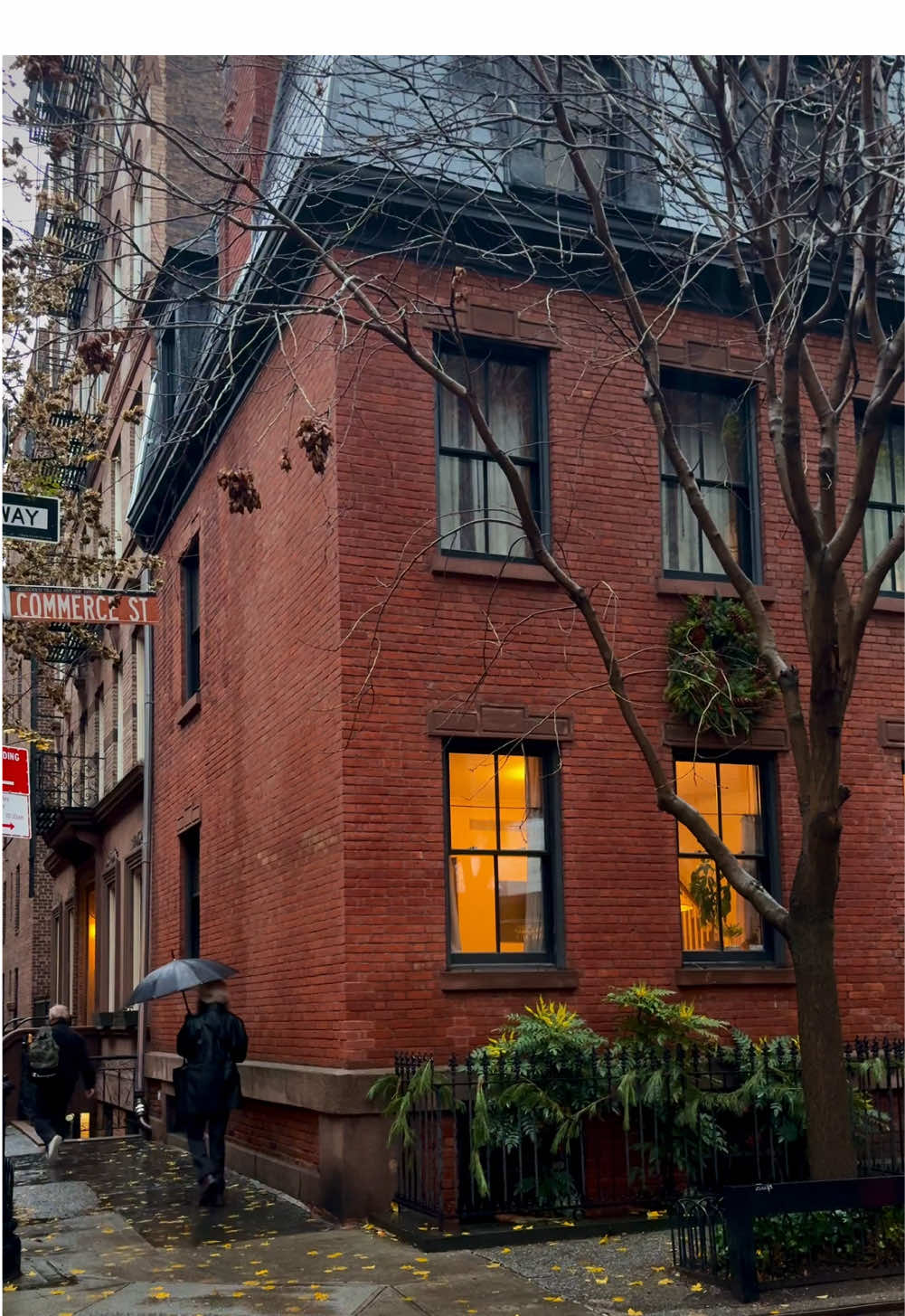 A quiet, slow and cozy West Village night-  most peaceful neighborhood in New York City .  #westvillage #nyc #rain #cozy 