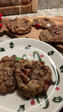 Made the most perfectly chewy Brown-Butter Chocolate Chip & Christmas Mint Cookies! Perfect to gift or to share with your family & friends for the holiday!  #christmas #christmascookies #christmasbaking #chocolatechipcookies #cookiemonster #fyp 