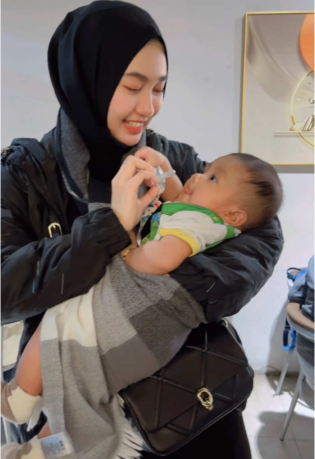 Masya allah dibolehin gendong sama ummunya dedek,makasih ya mba🥹 aku klo liat bayi suka kangen adeku diindonesia 