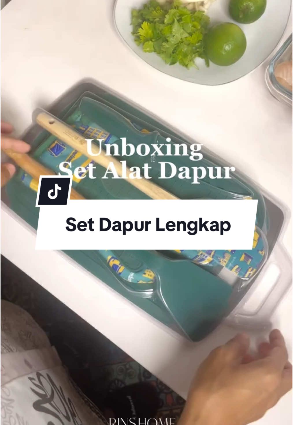 WAJIB PUNYA! 5 in 1, lemgkap dengan chopping board, spatula, oven gloves. Check keranjang kuning sekarang yaa repost by rins.home #peroindonesia #peroforyou #spatula #spatulasilicon 