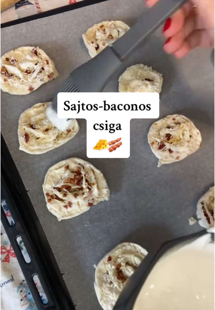 Gyors és finom: Levelestésztás baconos- sajtos csiga 🥓🧀 #cooking #cook #bacon #cheese #cheeselover #sajtosbaconos #fyyy #nekedbelegyen #menjenforyou #nekedbeeeee #nekedbeszeretnémlátni #tiktokmagyarország #magyartiktok 