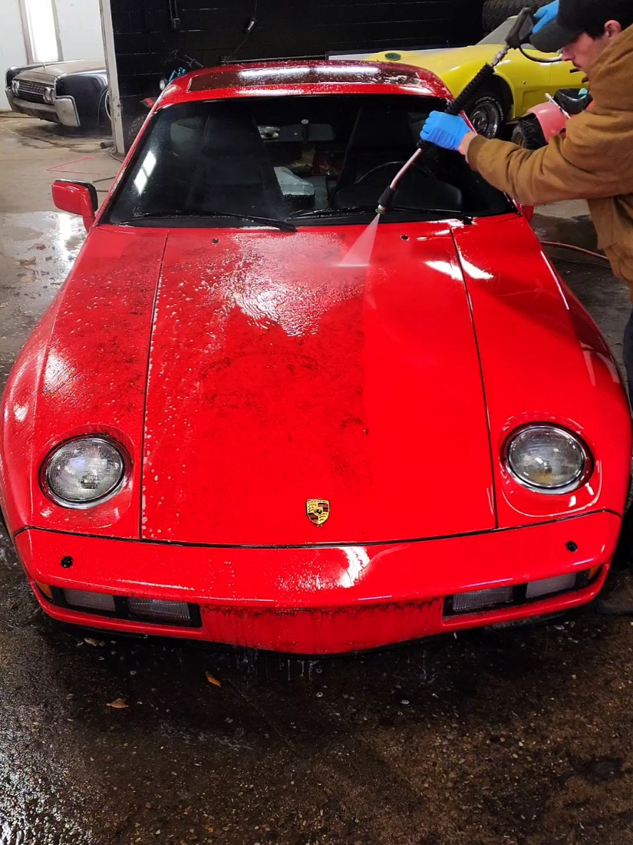 Washing Abandoned Porsche 928 🚘💕 #DetailDane #BarnFind #AbandonedCars #oddlysatisfying #ASMR #Satisfying #Detailing #Porsche928 