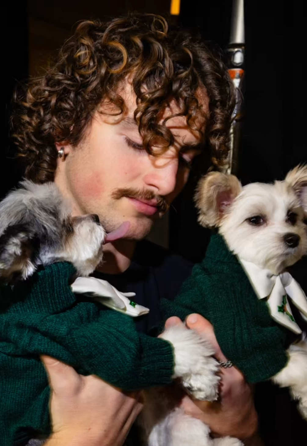 Benson Boone with dogs Tinkerbelle and Belle 🐶 backstage at Z100 Jingle Ball #bensonboone 