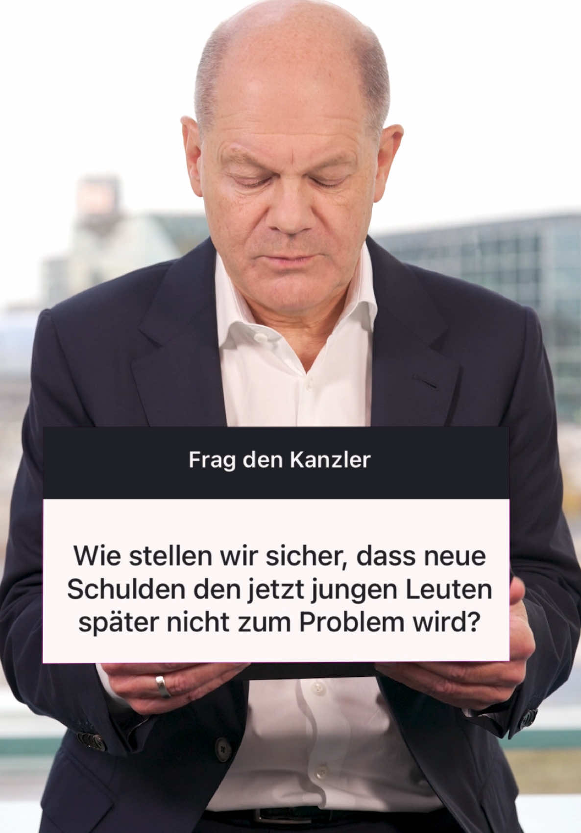 Wie stellen wir sicher, dass Schulden nicht zum Problem junger Leute werden - und was tun wir für die Wirtschaft? Im Video gibt es Antworten auf beide Fragen. Und der Kanzler verrät, wann er das letzte Mal Spaghetti-Eis gegessen hat.  #Bundeskanzler #OlafScholz #Kanzler 