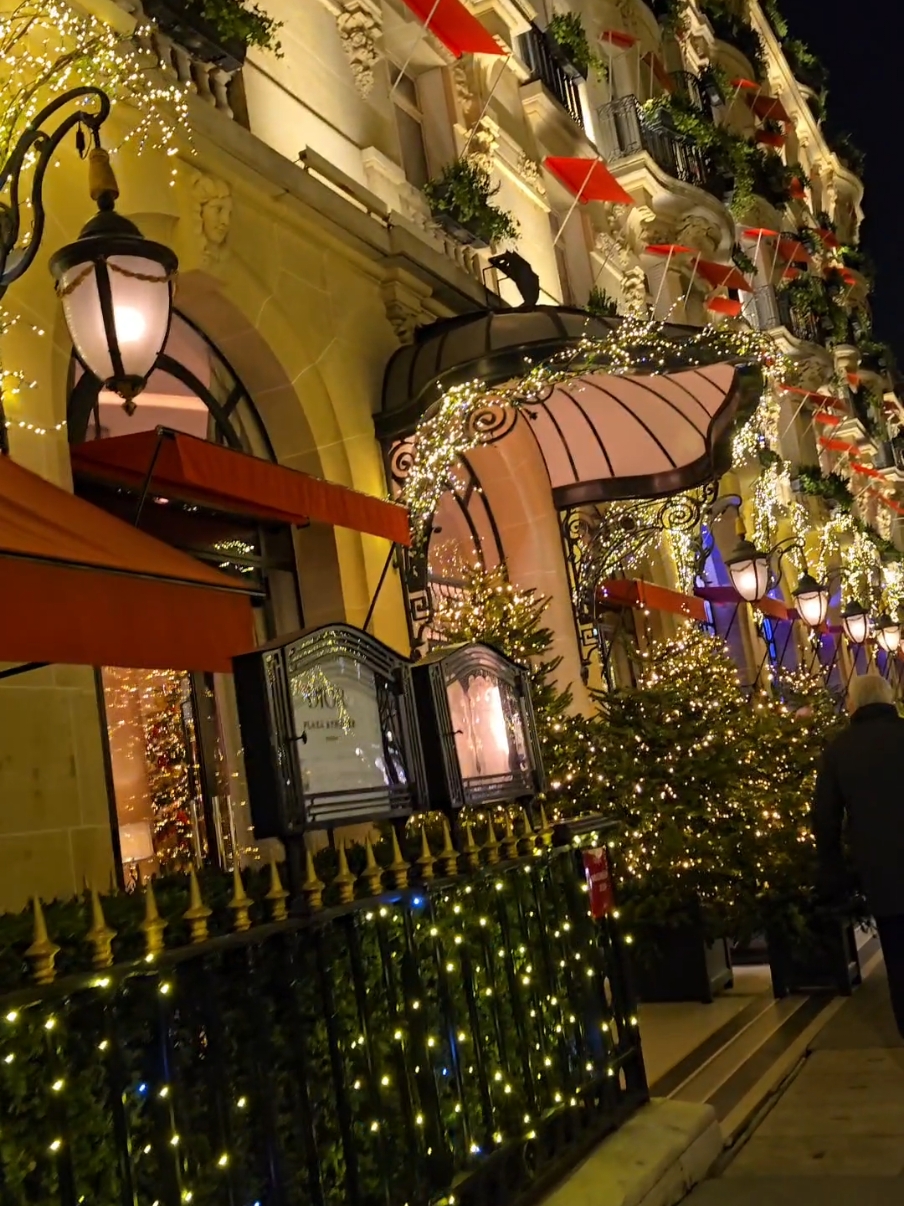 Luxury Christmas in Paris!  🎄 #christmasinparis #parislifestyle #plazaathenee #paris #thisischristmas #thisisparis  #파리 #luxurychristmas #lifeinparis #avenuemontaigne #noel2024 